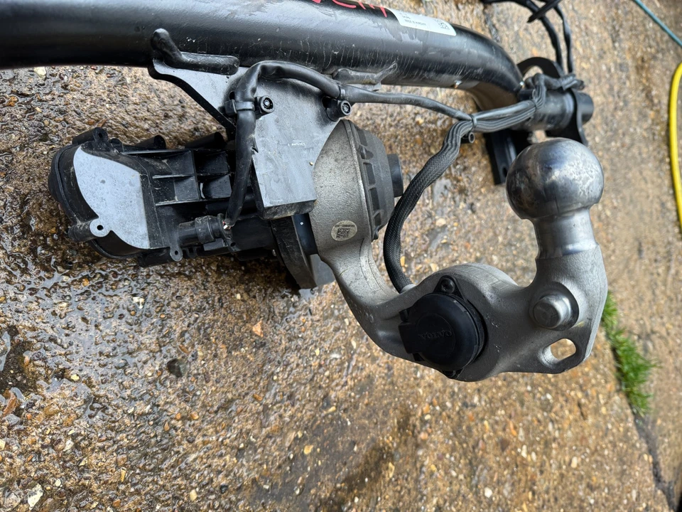 Barra de remolque eléctrica giratoria genuina Volvo V60 Cross Country 2019 32345373 Foto 4 de 4