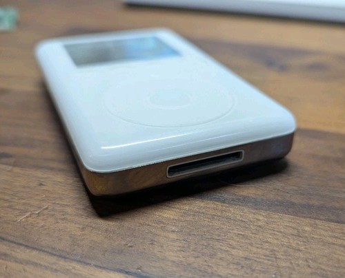 iPod Classic 3rd Generation 10GB - Picture 3 of 5