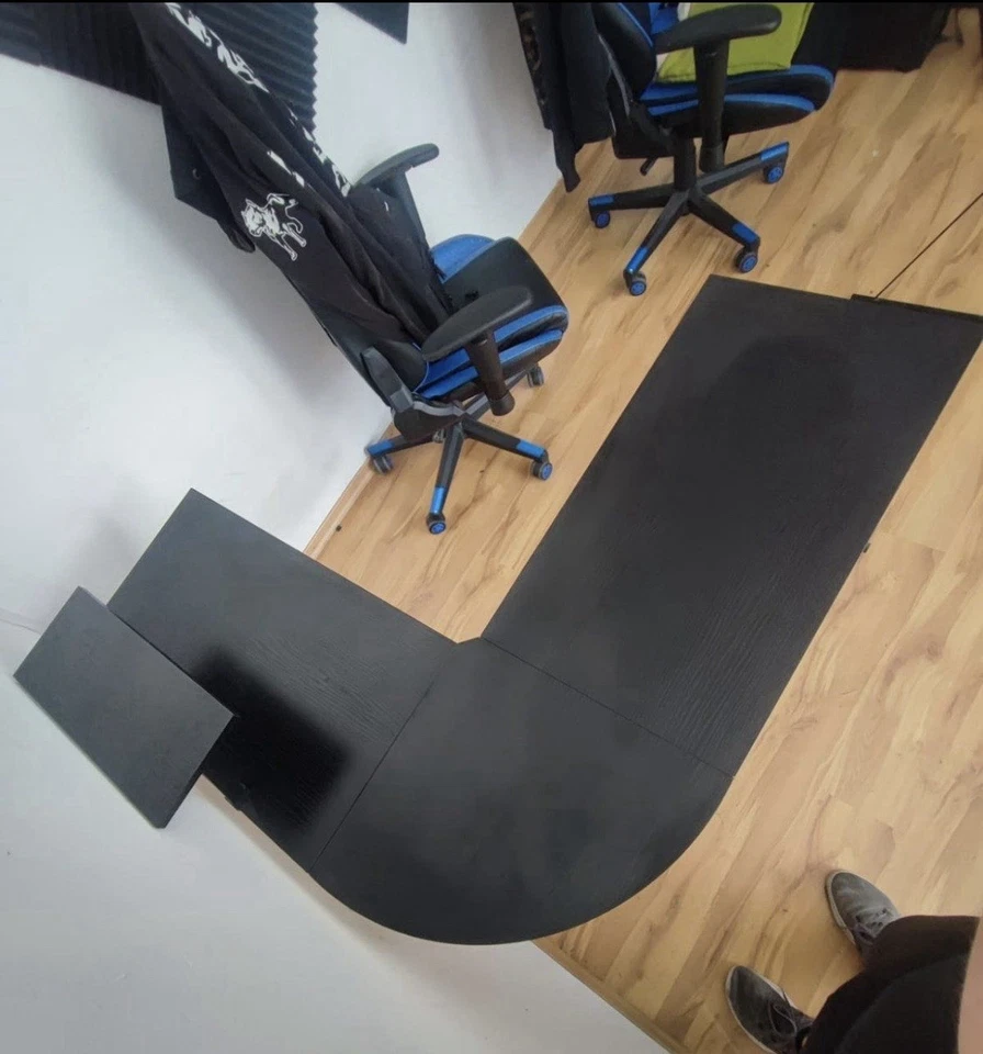 Schwarzer Gaming Tisch U-Förmig