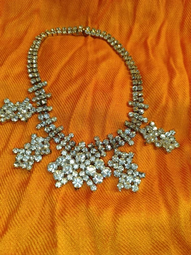 Très Joli Tour De Cou En Strass.