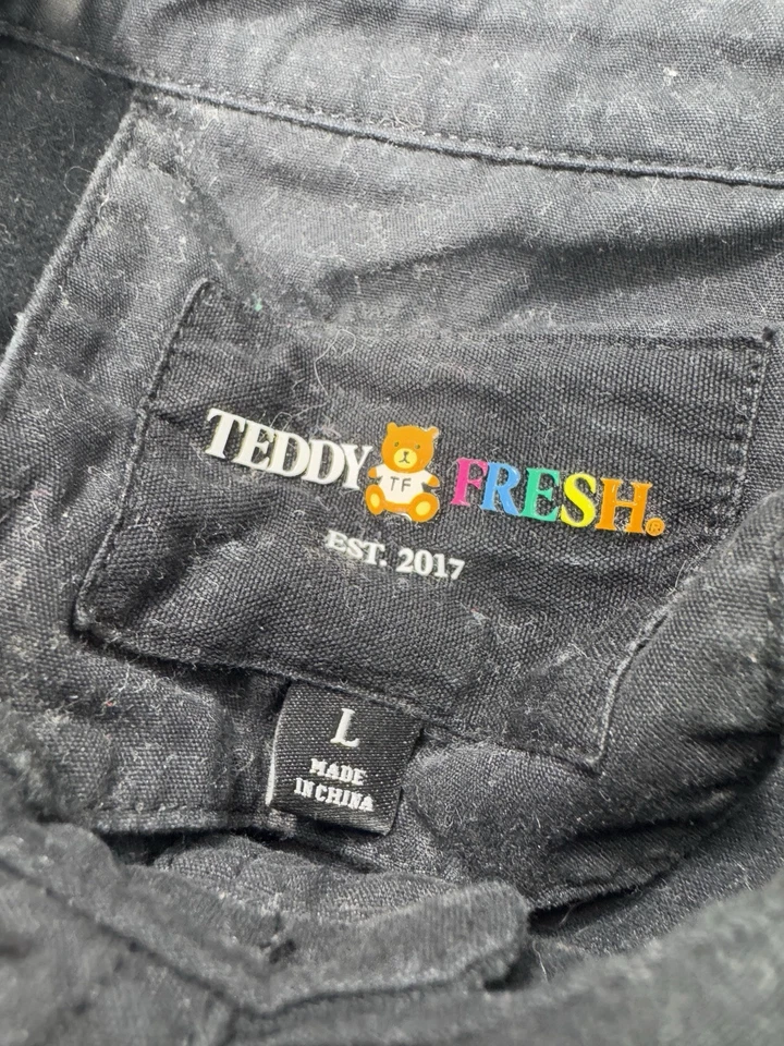 Camisa con botones Teddy Fresh Enviar Ayuda talla grande parpadea dos veces necesita ayuda negra Foto 3 de 4