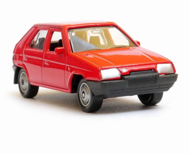 Skoda Favorit Czech Republic Vintage Car Model Diecast Red Toy 1:34 Skoda Favorit Czech Republic Vintage Car Model Diecast Red Toy 1:34