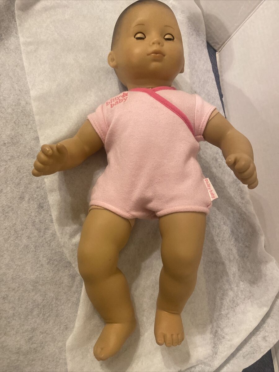 American Girl Bitty Baby Puppe rosa Schlafer dunkler Teint braunes Haar Augen