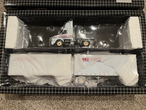 PEM Hartoy M77114 Watkins Diecast Truk Day cab &28' pups 1:64 Scale Original Box - Bild 2 von 5