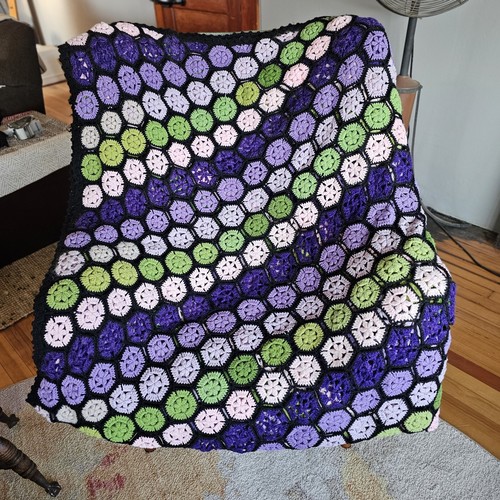 Huge Vintage Hexagon Granny Square Quilt Pink Green Purple Black 108"×88" - Picture 5 of 8