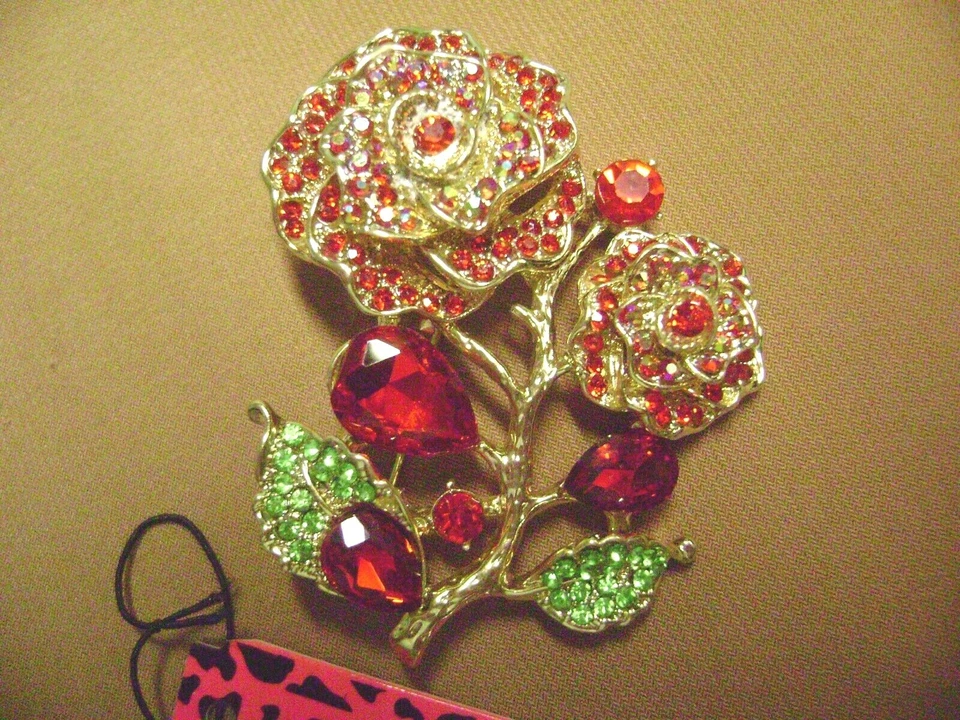 NUEVO CON ETIQUETAS - BROCHE BETSEY JOHNSON CRISTAL ROSA, HOJA DE FLOR TONO DORADO - VENDEDOR DE EE. UU. Foto 2 de 4