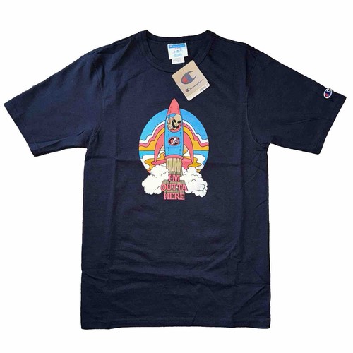 Camiseta Champion I'm Outta Here Heritage Azul Multicolor C21046-110 Para Hombre NUEVA - Imagen 2 de 5