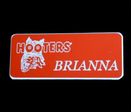 Hooters Uniform Brianna Namensschild Pin Rücken Kleid Rollenspiel Kostüm Zubehör - Bild 2 von 2