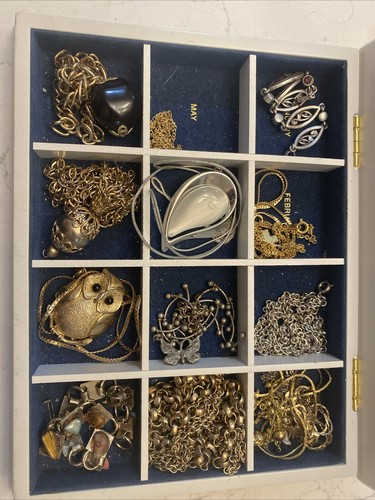 VINTAGE COSTUME JEWELRY With BOX, With 12 Spaces For 12 Months - Afbeelding 1 van 8