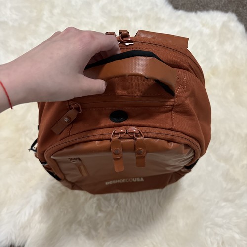 Auténtico Raro DC Shoe Co EE. UU. Y2K Cuero Patín Ropa de Calle Hombres Mochila - Imagen 23 de 23