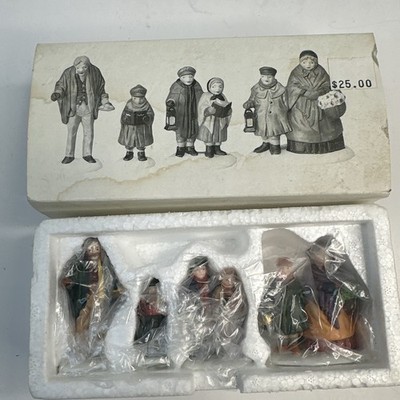 Dept 56 CAROLERS ON THE DOORSTEP Dickens Village Set Of 4 Figures 5570-0 H4