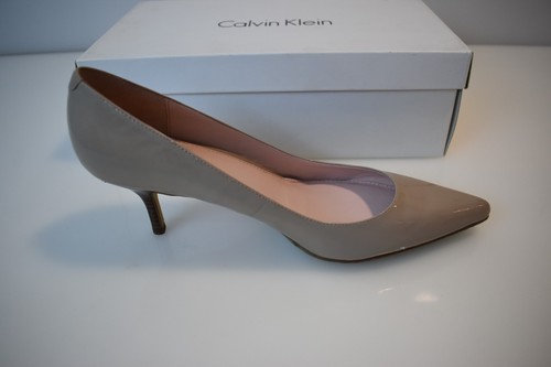 Calvin Klein Women's 9M Sand Slip on Pointy toe heels New Lara Patent - Foto 6 di 10