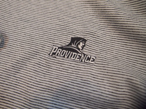 Polo Johnnie-O Lyndon Gris Rayas Providence College Fraars Logo Nuevo con Etiquetas L $128 - Imagen 4 de 14