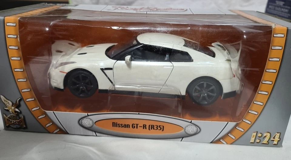 Nissan GT-R escala 1/24 blanco, colección Road Signature, coche fundido a presión Yat Ming Foto 2 de 4