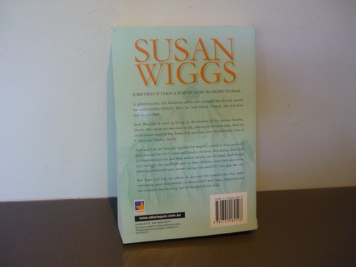 2 ROMANCES - IT ENDS WITH US (COLLEEN HOOVER) & TABLE FOR FIVE (SUSAN WIGGS) - Picture 4 of 11