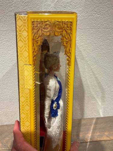 2022 Platinum Jubilee Queen Elizabeth II Barbie doll Puppe NRFB HCB96 - Imagen 10 de 12