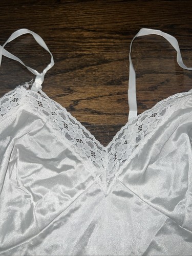 Vtg Women’s Lingerie Full Half Slips Camisoles Peignoirs Lot Of 20 - Picture 7 of 13