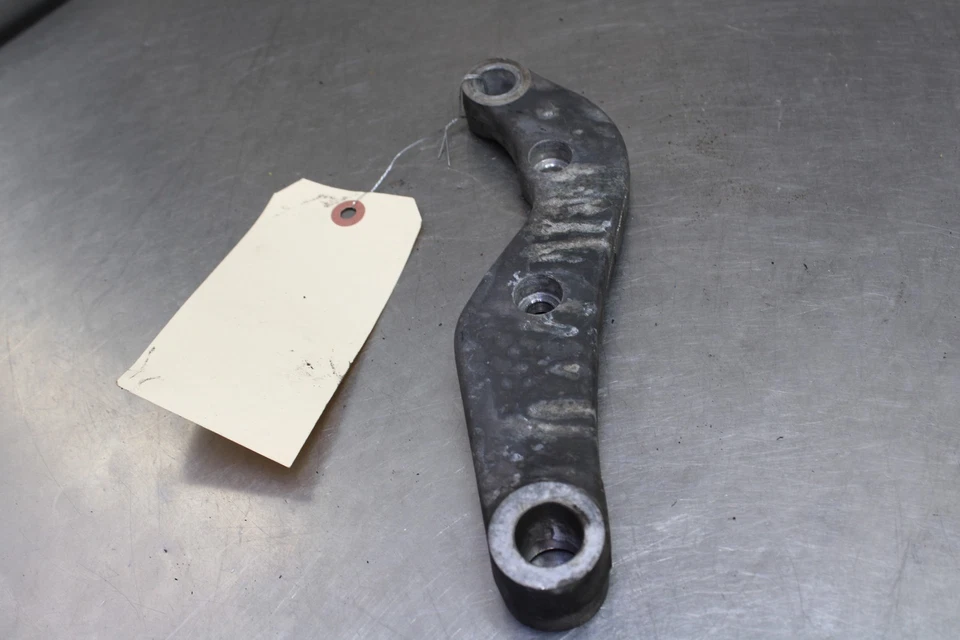 05-09 SUZUKI BOULEVARD C90 VL1500 REAR BRAKE CALIPER HANGER BACK MOUNTING Foto 3 de 4