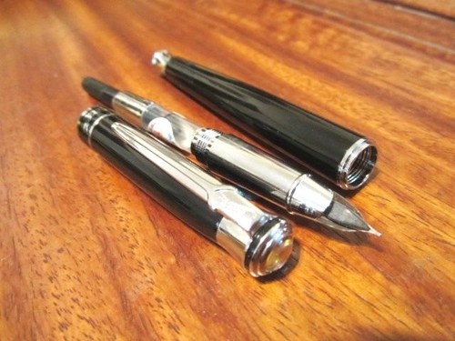 A Glossy Slim Lady Fish Eye Black Fountain Pen – EY903 - Picture 4 of 6