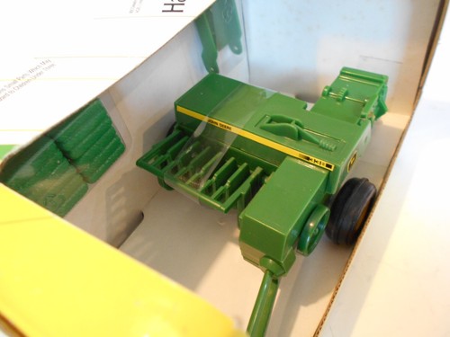 Vintage 1993 Ertl 1:32nd Scale John Deere 338 Hay Baler w/4 Bales, #5639, NIB - Picture 9 of 11