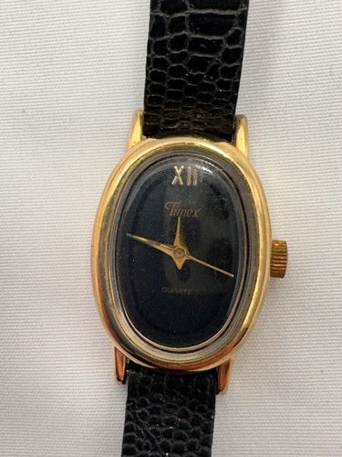 Reloj para mujer Timex carcasa dorada ovalada correa facial negra 7" - Imagen 2 de 9