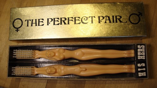 Perfektes Paar His & Hers Akt Zahnbürsten Gag Geschenk 70er Jahre - Bild 1 von 6
