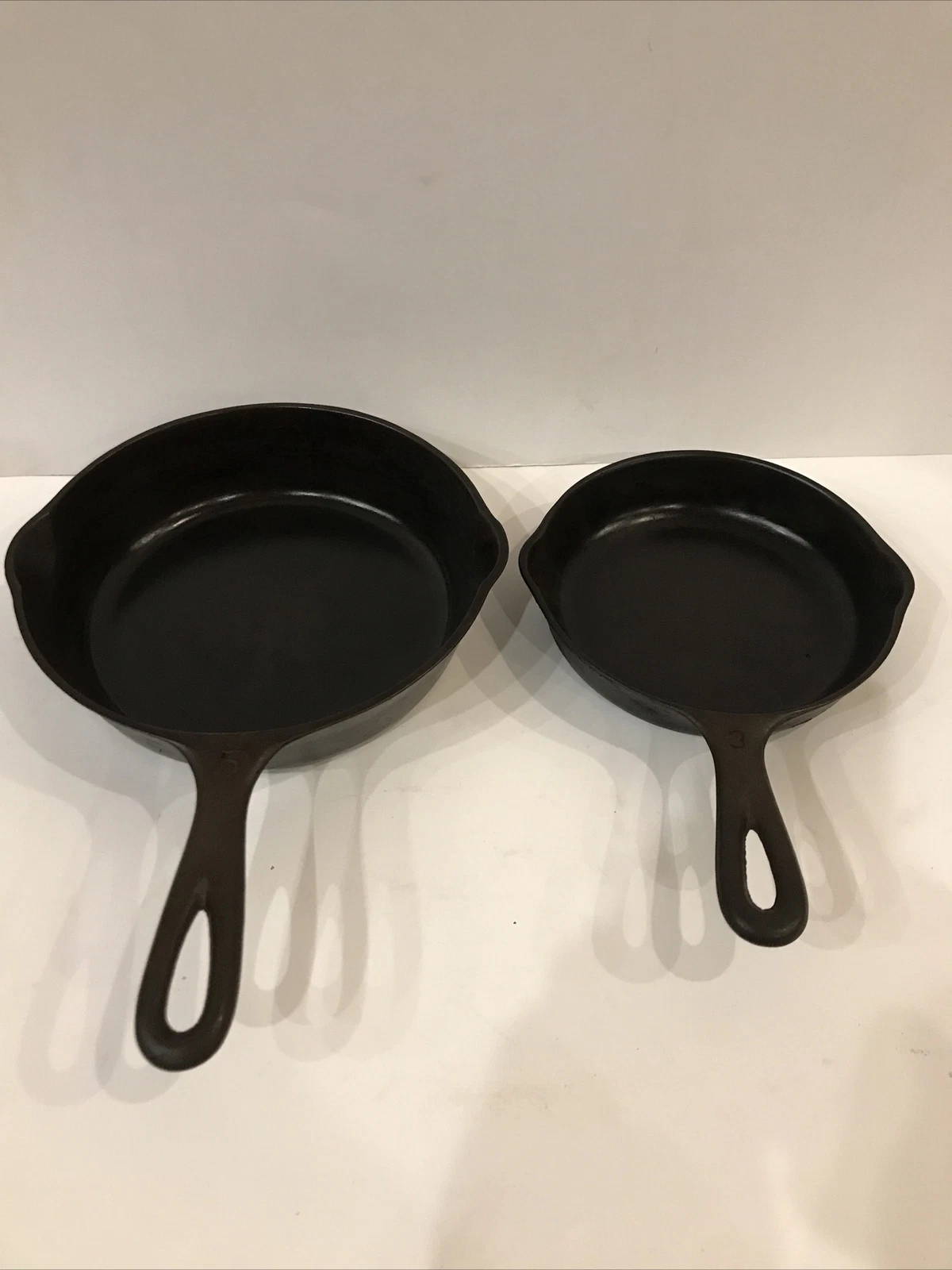 Lot of 2 Vintage CAST IRON Skillets Pans Size 3 And 5