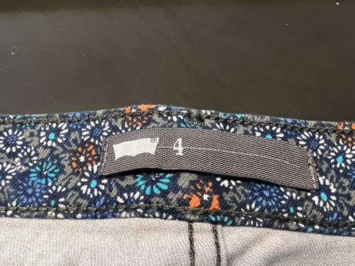 Levi's micro stampa floreale blu vita media orlo grezzo corto 27 - Foto 4 di 9