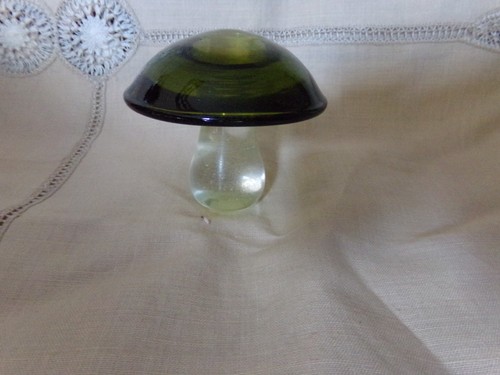 Pilgrim glass 2" Green and clear mushroom paperweight Mid Century MCM - Picture 1 of 7