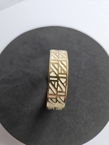 Hermosa Pulsera Pequeña Incrustación de Esmalte Tono Dorado Diseños Geométricos Color Crema - Imagen 6 de 11