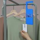 Dekoratives, durchsichtiges Acryl-Hängeetikett für Bekleidungsgeschäfte.