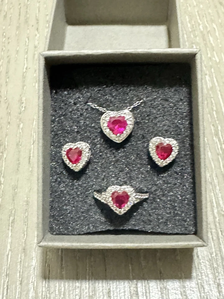 Juego de plata de ley con rubí rojo/zafiro blanco creado en laboratorio Foto 4 de 4