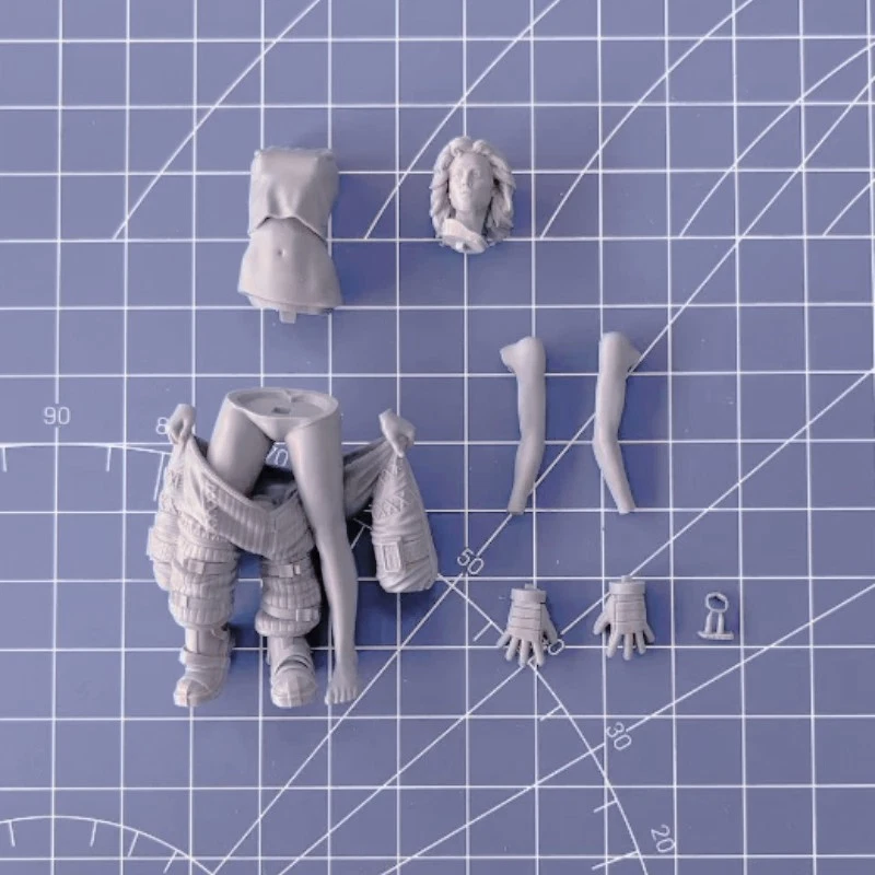 1/24 Resin Figure Model Kit Alien Pantsuit Woman Warrior Miniature Statue - Image 3 of 3
