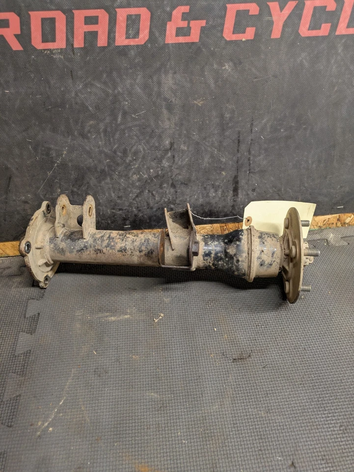 Suzuki Quadrunner 500 2001 eje trasero izquierdo carcasa buje Foto 4 de 4