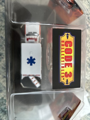 CODE 3 1/64 NEW YORK CITY EMS AMBULANCE Diecast Model - Picture 7 of 7