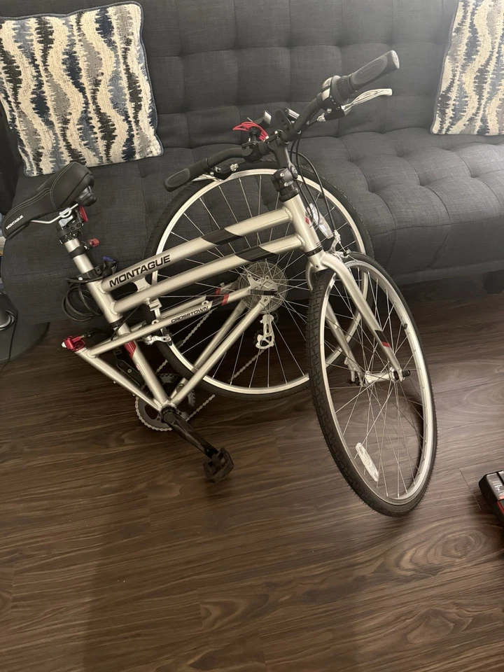 Bicicleta plegable de tamaño completo y estuche blando Montague Crosstown tamaño grande de 21” nunca usada Foto 2 de 4
