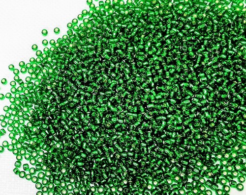 20gms Toho size 8/0 Beads - Colour 27B - Sparkling Emerald Green Silver Lined - Picture 2 of 3
