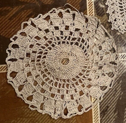 31 vntg lacey doilies/dresser scarves, mostly cotton, almost all ecru, 1 white - Picture 6 of 17
