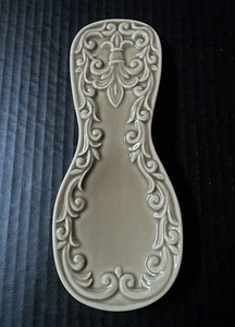 Drake-Design-Spoon-Rest-Ceramic-Fleur-De-Lis-Taupe-Beige-Utensil-Kitchen-Retired