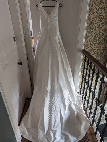 Ronal Joyce Wynell Ballgown Style Wedding Dress, size 12, used and drycleaned. - Picture 7 of 10