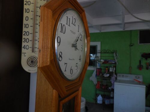 Reloj de pared de cuarzo Sterling & Noble Clock Company Westminster Chime Schoolhouse - Imagen 14 de 17