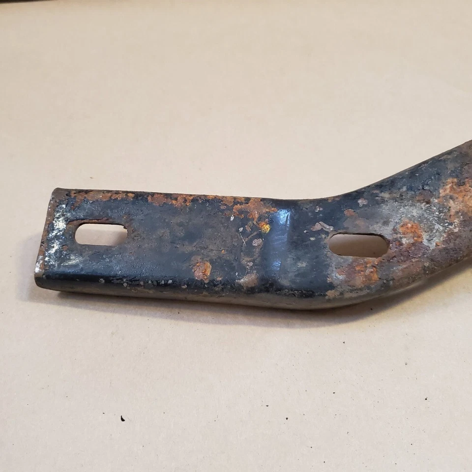 Soporte de refuerzo de parachoques delantero izquierdo original Triumph TR6 821408 Foto 4 de 4