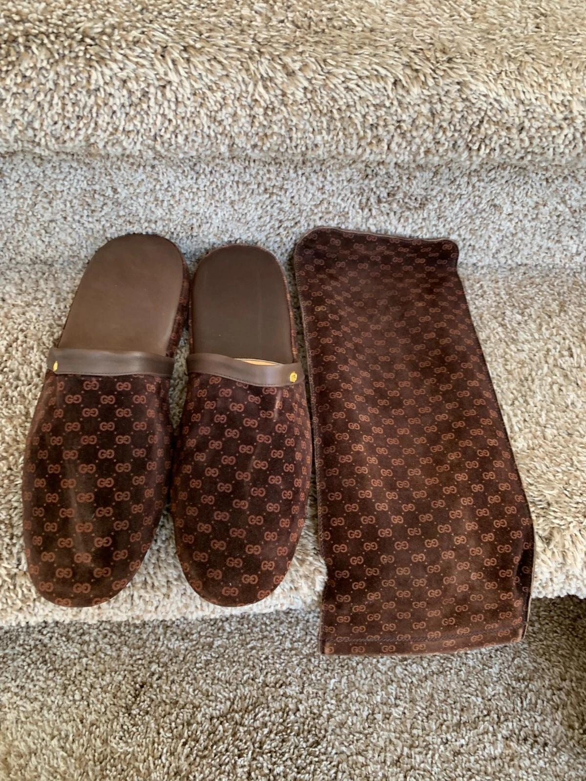 Pantoufles homme Gucci marron velours imprimé signature mule à enfiler. Taille EU 43 / US 10