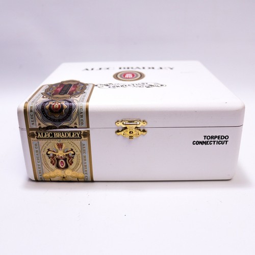 Caja de cigarros de madera vacía Alec Bradley Torpedo Connecticut 7,5" x 7,25" x 3" - Imagen 2 de 10