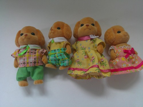 Calico Critters Sylvanian Spielzeug Pudel Hund vierköpfige Familie mit Originalkleidung