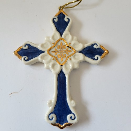 Lenox Primera Bendición Cruz Adorno 4.5" Marfil Porcelana y Azul con Borde Dorado - Imagen 1 de 6