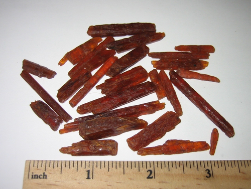 27 PEQUEÑOS MINERALES CRISTAL CIANITA NARANJA ÁSPERO NATURAL 0.6"- 1.5" TANZANIA 37.4g - Imagen 3 de 3