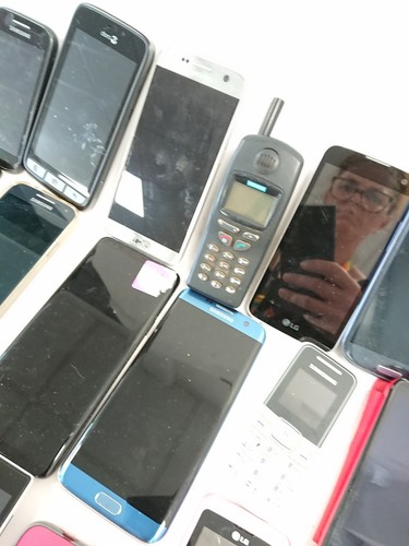 Large Lot of Mixed Mobile Phones for Charity Samsung Nokia & More Spares Repairs - Photo 12 sur 23