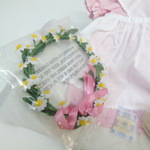 American Girl Pleasant Company KIRSTENS BIRTHDAY OUTFIT Apron Dress Wreath & Box - Picture 4 of 9