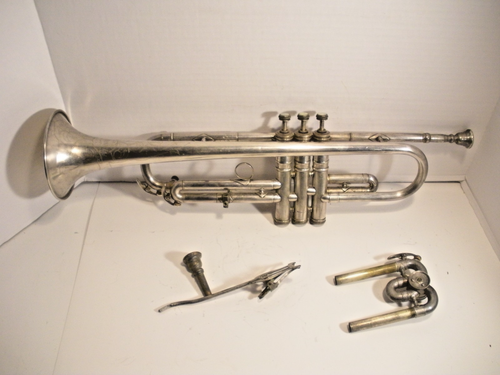 Vintage Trumpet Made by C.G. Conn Ltd. Elkhart Indiana Old Case w/ 2 Mouthpieces - Picture 12 of 23